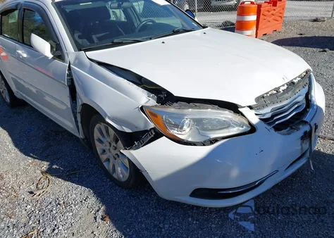 2013 Chrysler 200 Lx z USA, uszkodzony, nr VIN 1C3CCBAB4DN636160